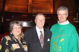 Madame Gis�le Gagnon-Deschamps et monsieur Jean Deschamps en pr�sence de Christian L�pine, cur�